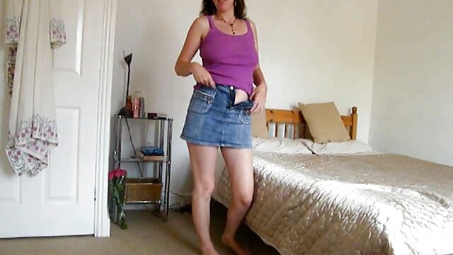 Porno La salope blonde aux gros seins Lou Lou se masturbe en culotte film streaming porno français rouge sexy